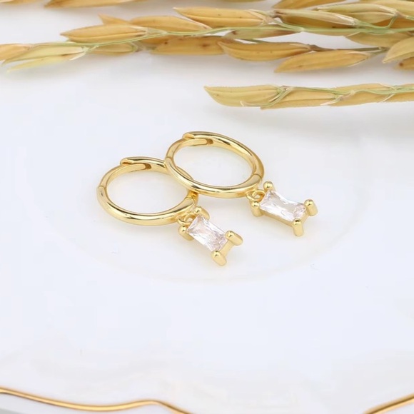 Elegant Gold Hoop Earrings with Clear Stones,Gift box included - Picture 1 of 7